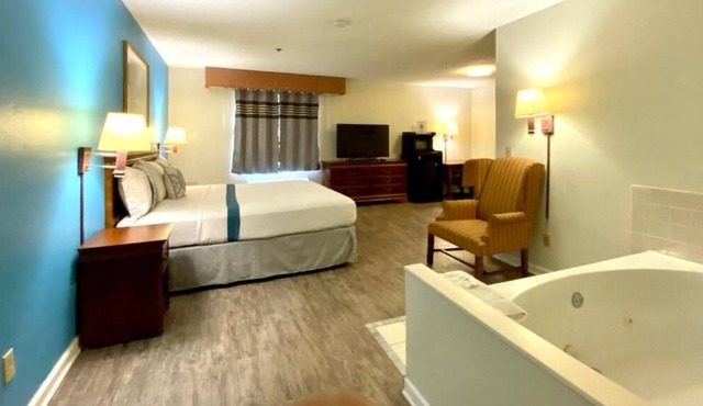 Non-smoking King Jacuzzi Room at FairBridge Inn Express Mt Vernon