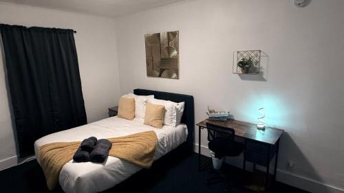 Nona - Private Room 2 with Parking, Desk & Fast WiFi near Yale, Quinnipiac, SCSU & Hospitals