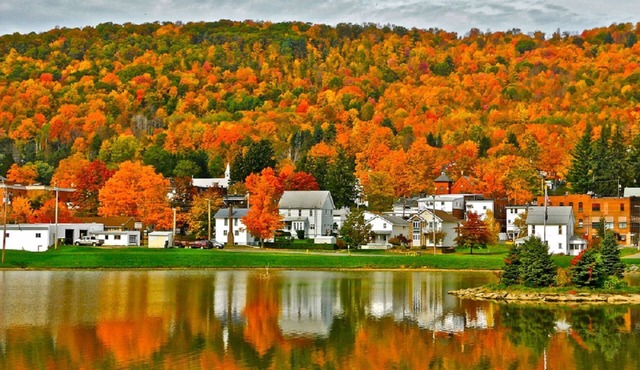 Nook apartment with small deck and lake view