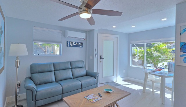 Nook Cottage Across street from beach and Heated Pool