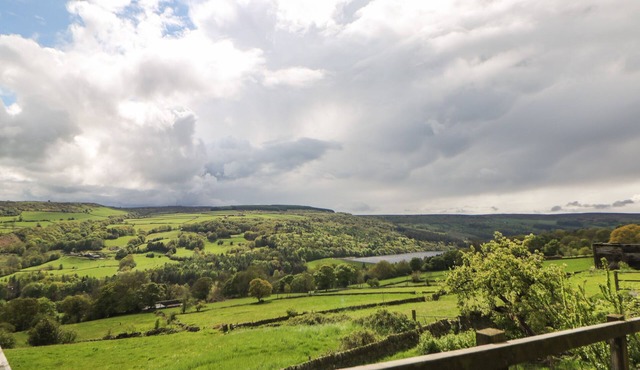 NOOK FARM HOLIDAY COTTAGE, family friendly in Stocksbridge