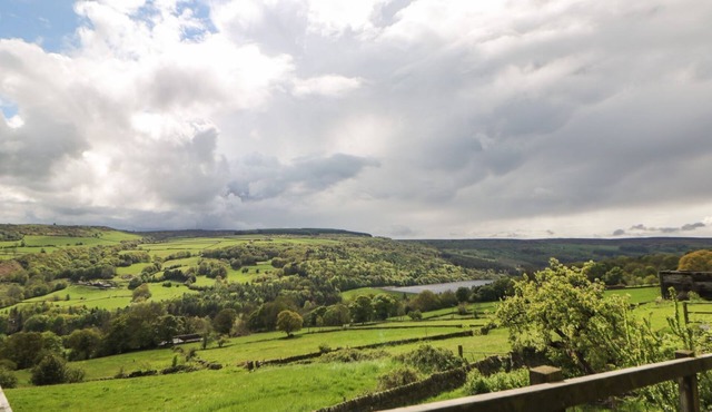 NOOK FARM HOLIDAY COTTAGE, family friendly in Stocksbridge