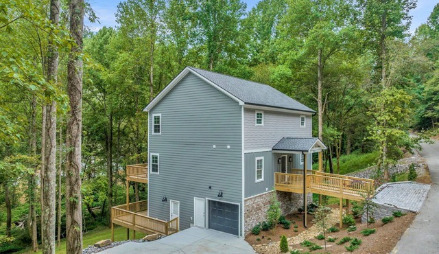Noon CHECK IN, 2pm CHECK OUT at Center Hill Lake, 3 Family Suites, sleeps 13