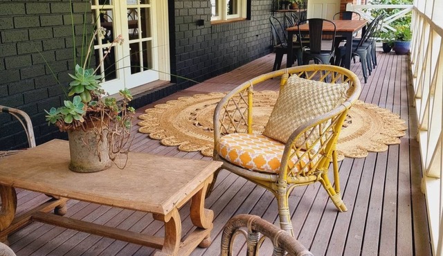 Noonan House. 5 minute walk to the centre of town. Spacious home on half acre.