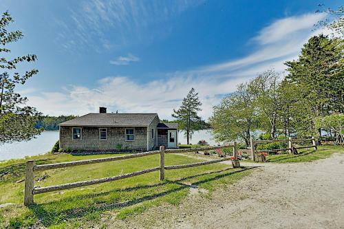 Noonie's Nest Waterfront Cottage on Mount Desert Isle