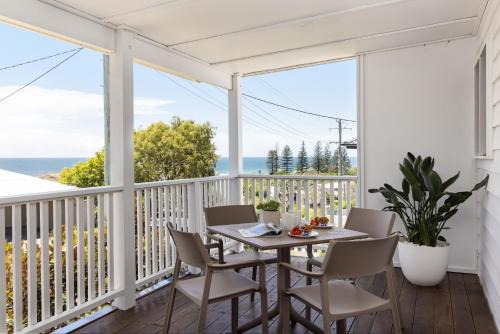 Noosa Gem in Peregian Beach - Ocean View - Steps to beach & village! Dog and family friendly