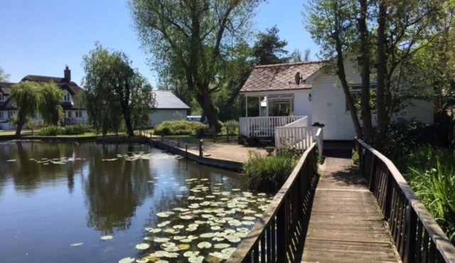 NOOSA SOUND SUPERB WATERSIDE BUNGALOW IN HORNING VILLAGE ON THE NORFOLK BROADS