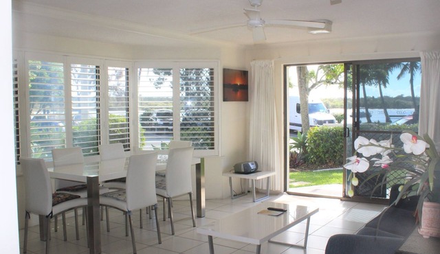 Noosaville River Front - Watch the colors over the water