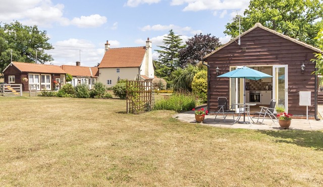 NORBANK GARDEN STUDIO, with a garden in Bressingham