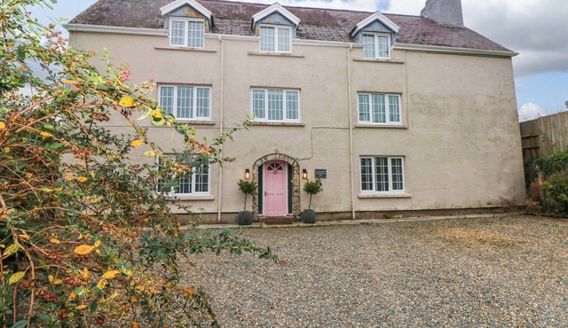 NORCHARD FARM HOUSE, pet friendly, with hot tub in St Florence