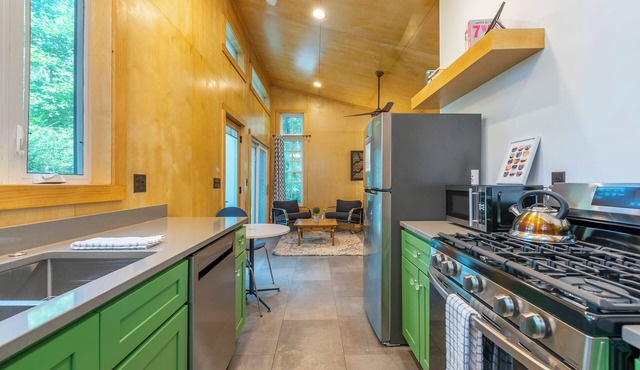 Nordic Eco Cottage - 1 Acre property & walk to Black Mountain