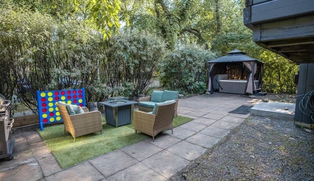 Nordic SPA Retreat, Hot Tub, Sleeps 8, Near Downtown and 15 min to the Airport!
