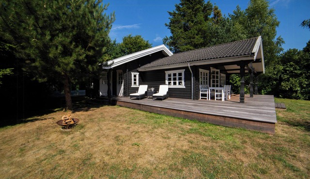 Nordic vibe in log cabin by Hornbæk