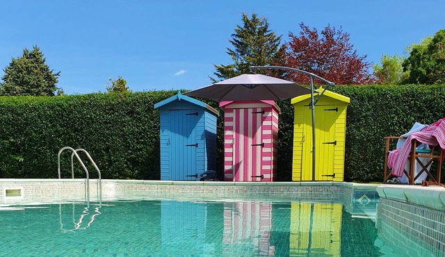 Norfolk Broads, 5 bedrooms, hot tub & private outdoor swimming pool. Sleeps 10