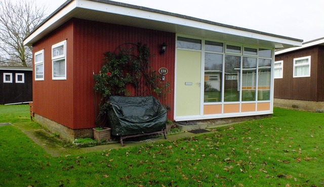 Norfolk Broads, Stalham Chalet, Sleeps 4+2, Dogs, Pool