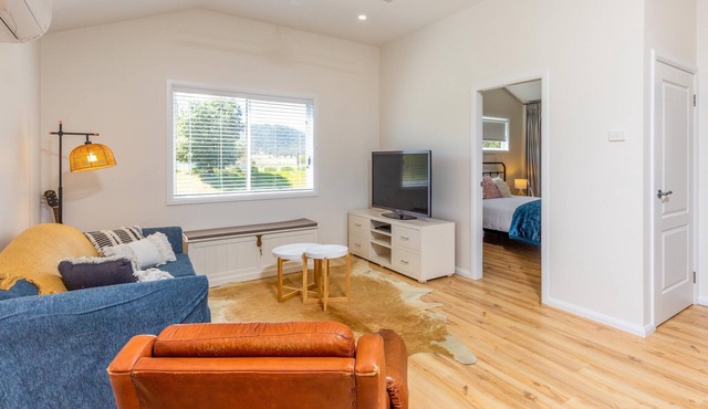 Norfolk Cottage - Cute and convenient for your next escape