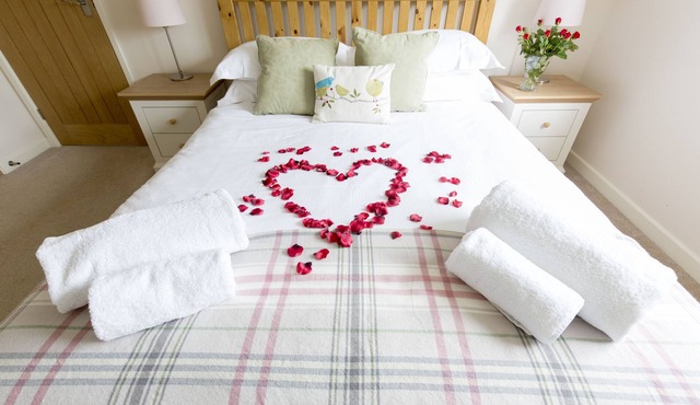 Norfolk country retreat for two with Pool, Sauna, Gym and Tennis Courts!