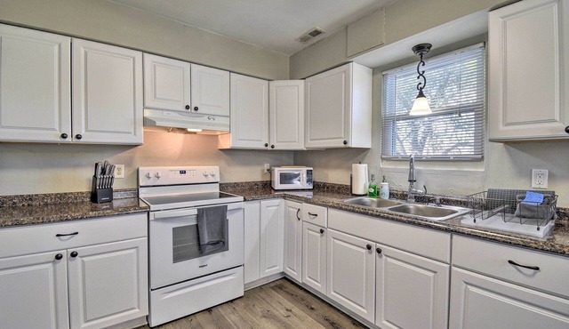 Norfolk Home w/Grill & Fire Pit, Walk to Beach!