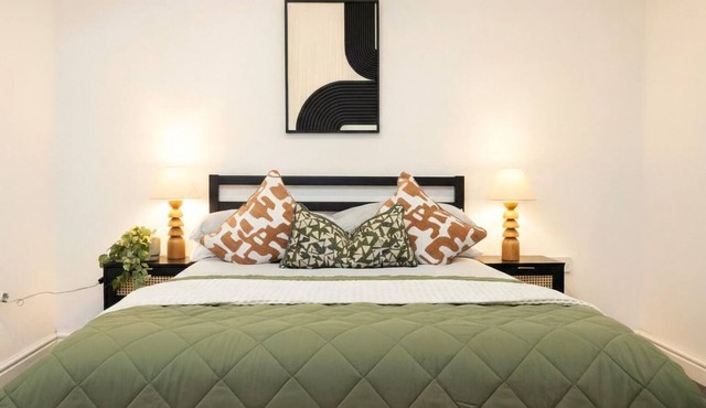 Norfolk House - Steps from Quays, Parks, and Docks