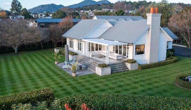 Norfolk House - touch of luxury, modern, spacious two storey villa, with spa pool, beautiful grounds