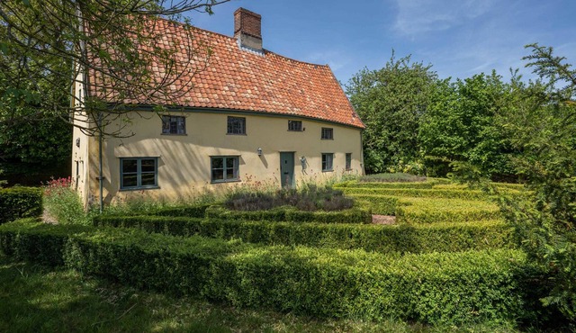 Norfolk's oldest house? Heritage property with free parking for 3+ cars