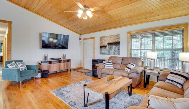 Norfork Lake Access: Cabin w/Deck & Water View!