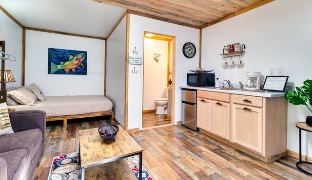 Norfork Studio Escape: Walk to White River!