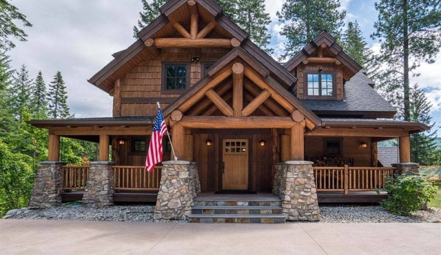 Norge Haus - Riverfront Extraordinary Home