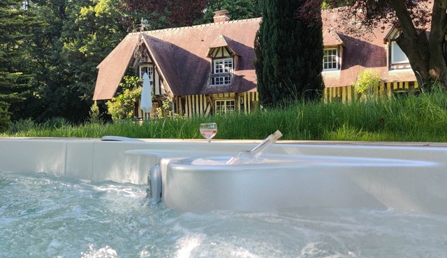 Normandy property, heated swim spa/jacuzzi, 2 hectares, 10 people