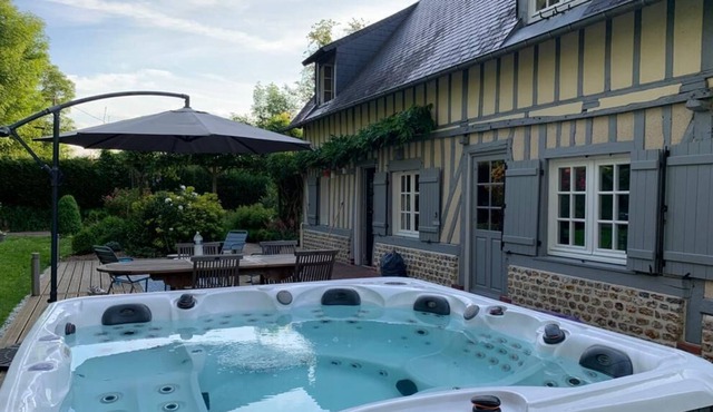 Norman house with Jacuzzi between sea and countryside