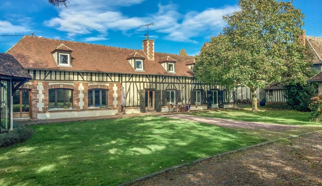 Norman house with swimming pool, billiards, ping-pong and table football