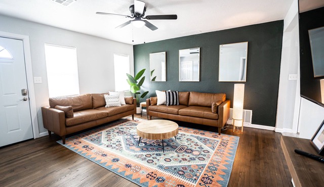 Norman OU Football Getaway - Comfortable, Modern, Convenient - Feels Like Home!