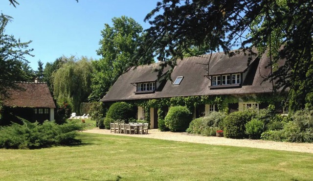 Normandy - 1h00 from Paris, 2 hectares of parkland, tennis court, swimming pool.