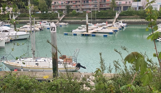 NORMANDY Facing the port. charming T2 ground floor 4 pers. with terrace & small garden