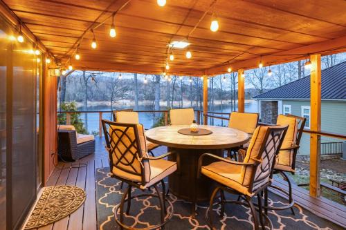 Norris Lake Cabin | Dock + Games