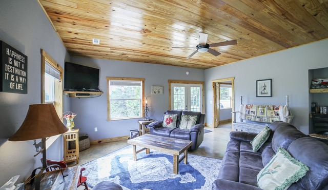 Norris Lake Cabin on 140 acre ranch, pond, Mountain views, 1 mi to Lake access.