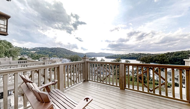 Norris Lake condo w/free attraction tickets, boat slip, deck, mtn & lake views