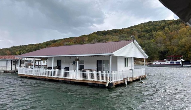 Norris Lake Floating Home available year around.