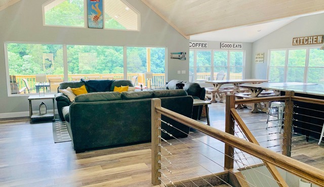 Norris Nook: Lakefront 9br/11ba, Private Dock,Private HotTub,Sleeps 32, Gameroom