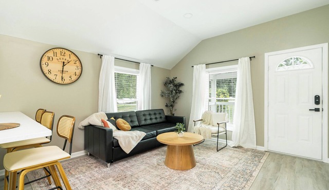 Norse LUXE 3mi to UT Stadium Downtown 3 BR + 4 Beds Fire Pit Grill
