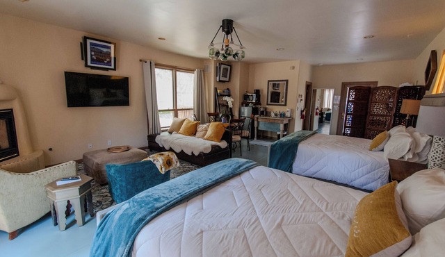 North Sunflower Casita @ SantuaRio Grande - Cozy Casita+Fireplace+Private Patio