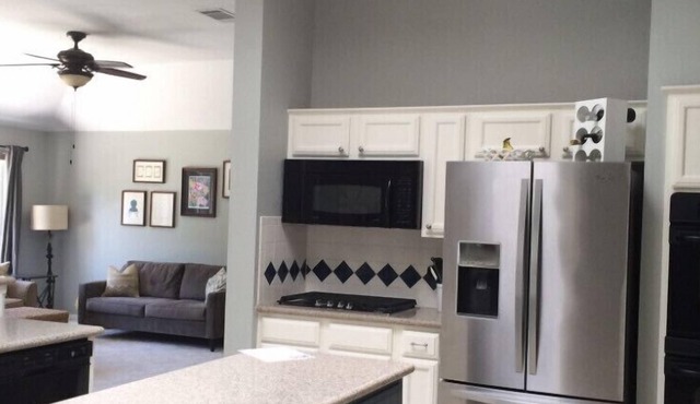 North Austin Beautiful Bright 4 Bedroom House 2 Bathroom, North Austin. Sleeps 6