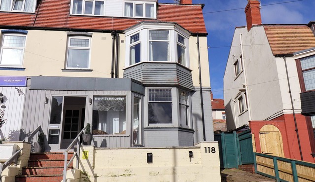 NORTH BEACH LODGE, pet friendly, with hot tub in Scarborough