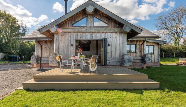 North Beer Lodge - Unique Countryside Lodge with Hot Tub & Stunning Views