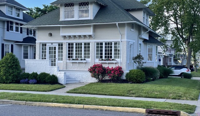 North Belmar Unique Seaside Colonial - Sleeps 8