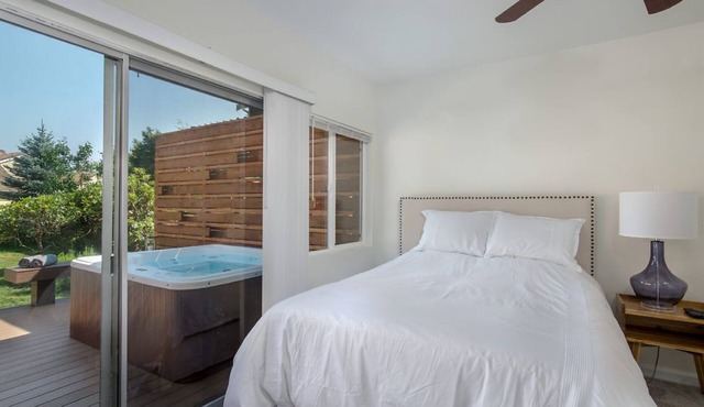 North Bend Downtown Suite with private back yard, hot tub. NO FLOOD IMPACT