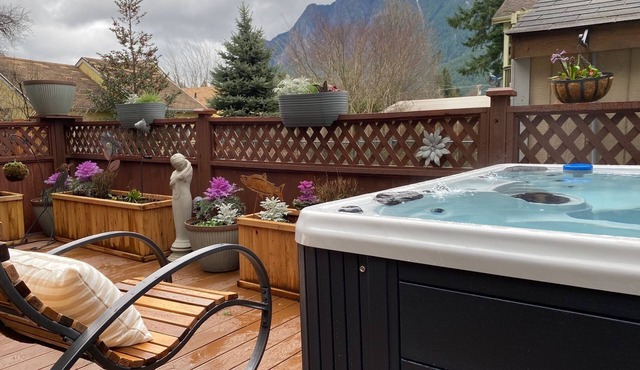 North Bend Escapes Downtown Cottage and Suite - 2 Hot Tubs, Steps to Downtown
