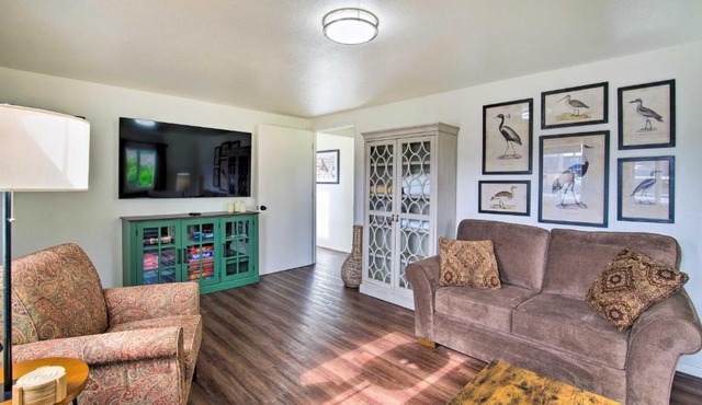 North Bend Home w/Cornhole Court & Putting Green