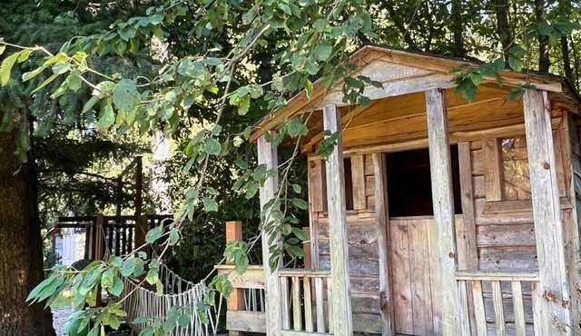 North Bend Retreat - w/hot tub and views of Mt Si