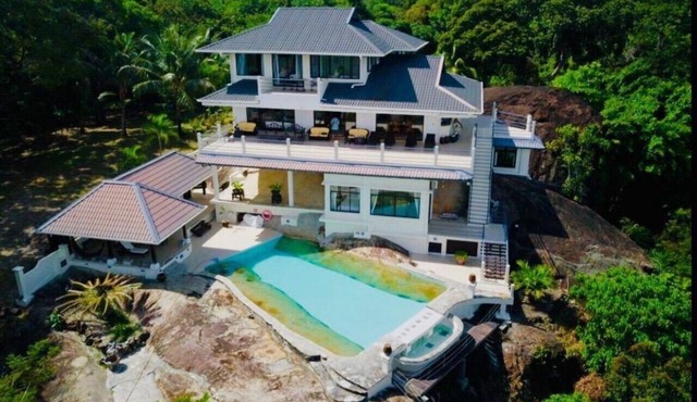 North Borneo Malaysian Beach Villa with 3 Bedroom Suites & Swimming Pool